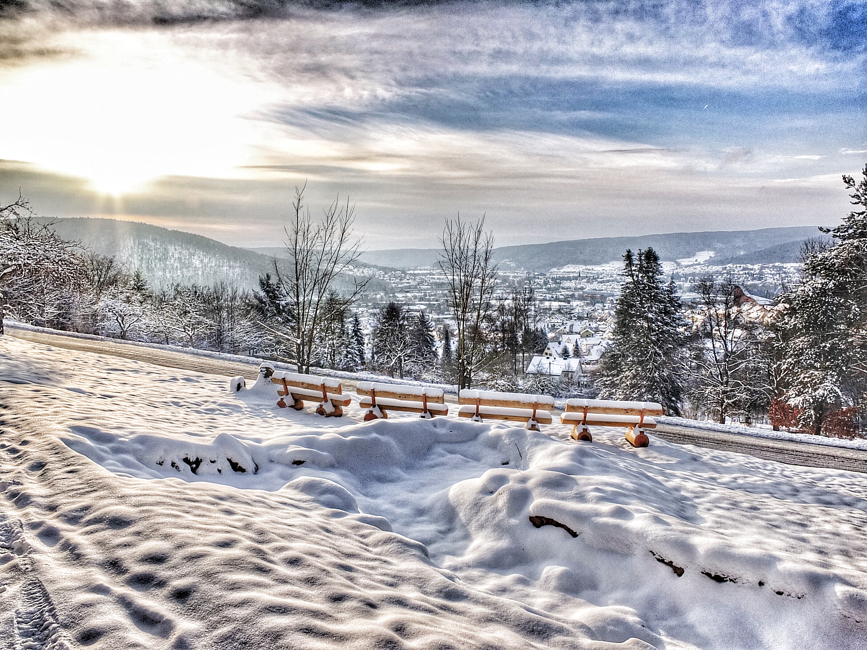 Panoramablick über die Mainschleife im Winter