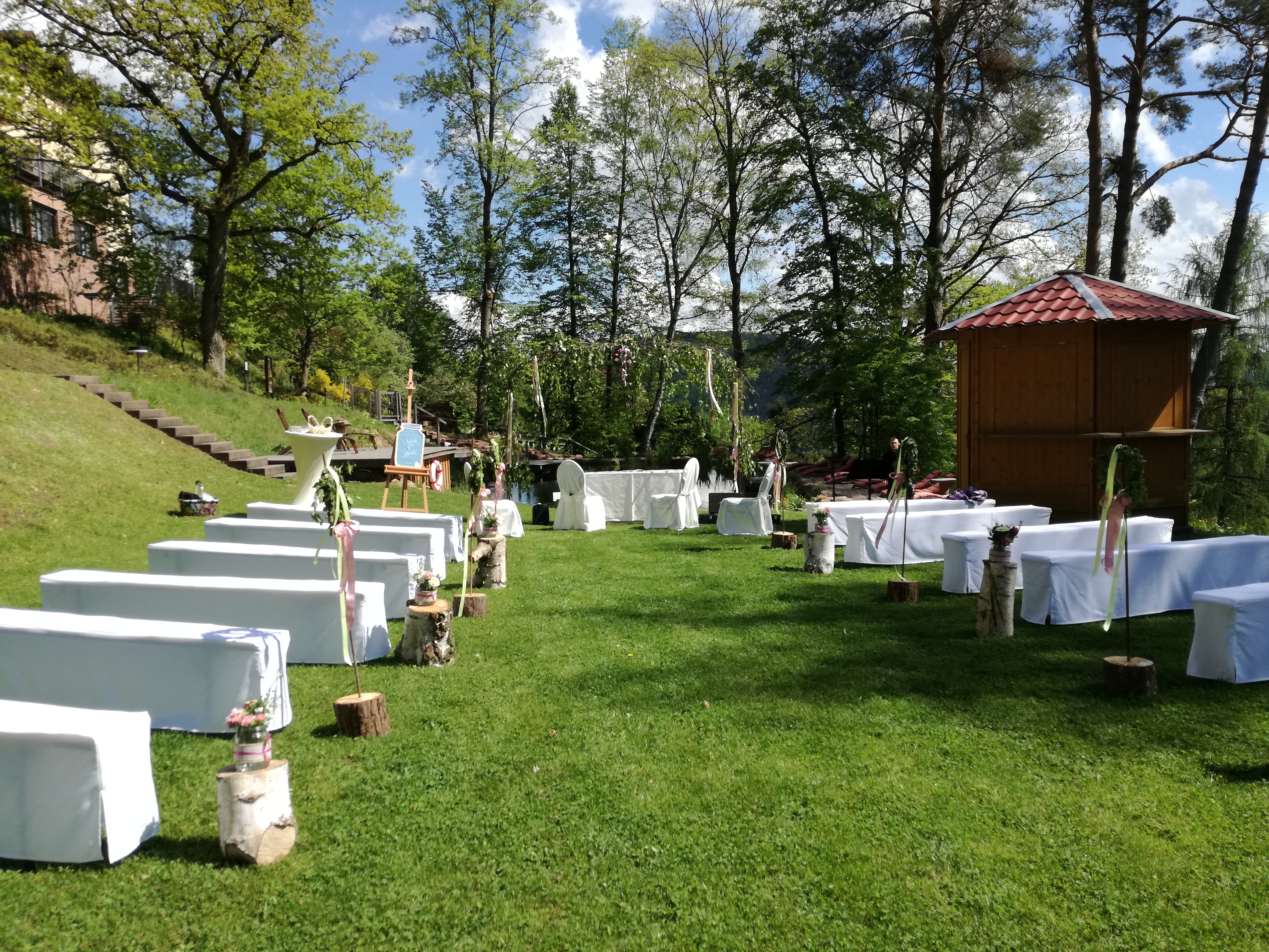 Natur-Schwimmteich und Hotelgarten